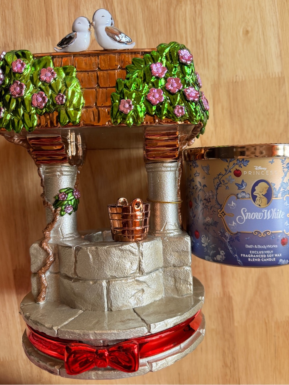 Bath & body Works Disney Snow White 3Wick Wishing Well candle holder & candle